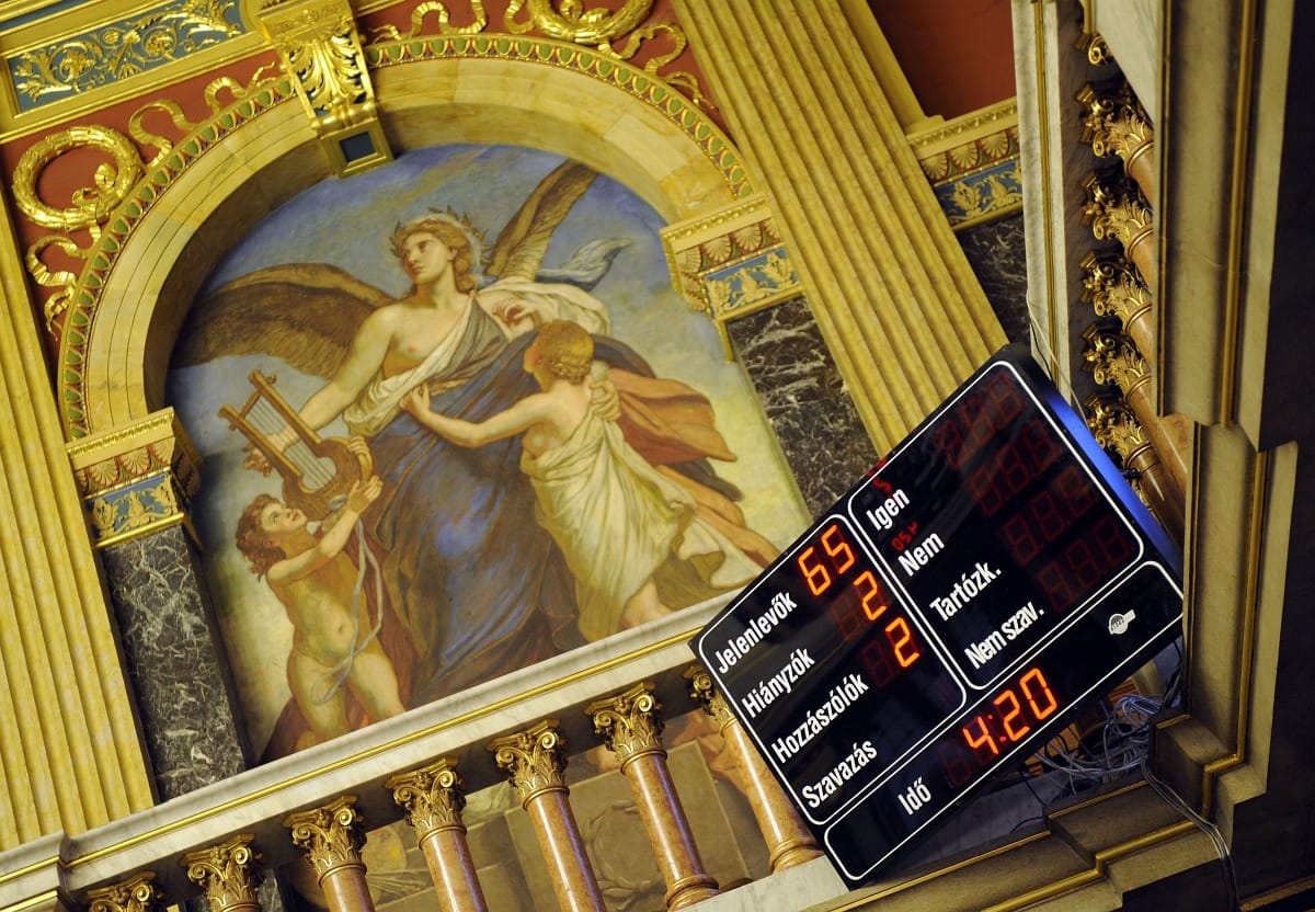 A Fidesz módosított: kötelező lesz-e az „Isten engem úgy segéljen”?