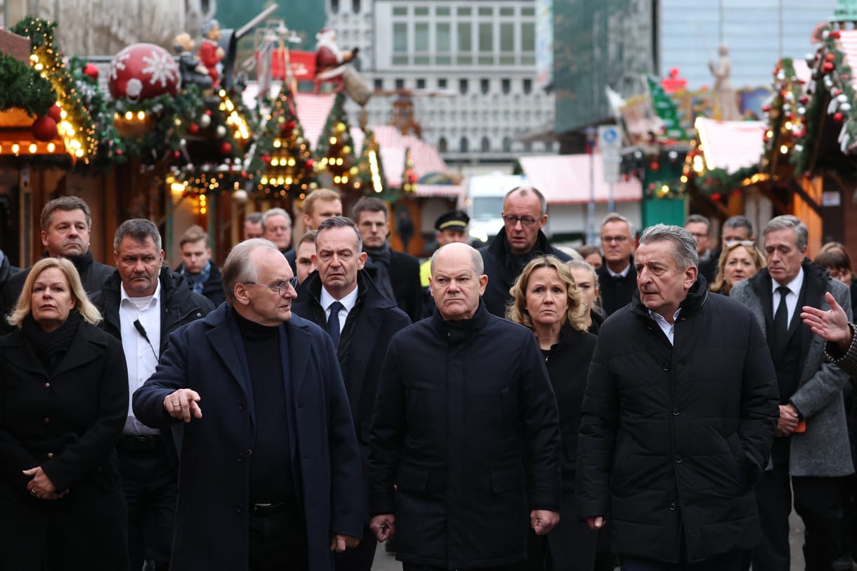 Olaf Scholz Magdeburgba utazott, az Egyesült Államok felajánlotta a segítségét a karácsonyi vásárban történt tragédia miatt