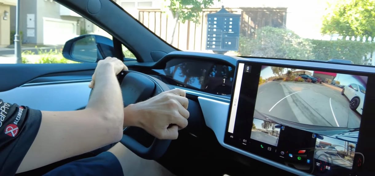 Megküzdenek a tulajdonosok az új Teslák futurisztikus kormányával – videó