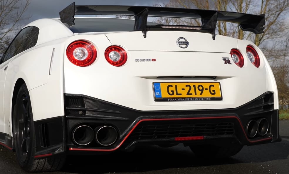 Így hasít 300 felett az autópályán egy Nissan GT-R Nismo – videó