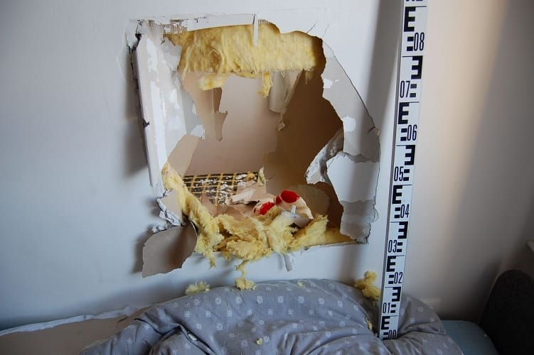Tévét akartak lopni, áttörték a falat – fotó