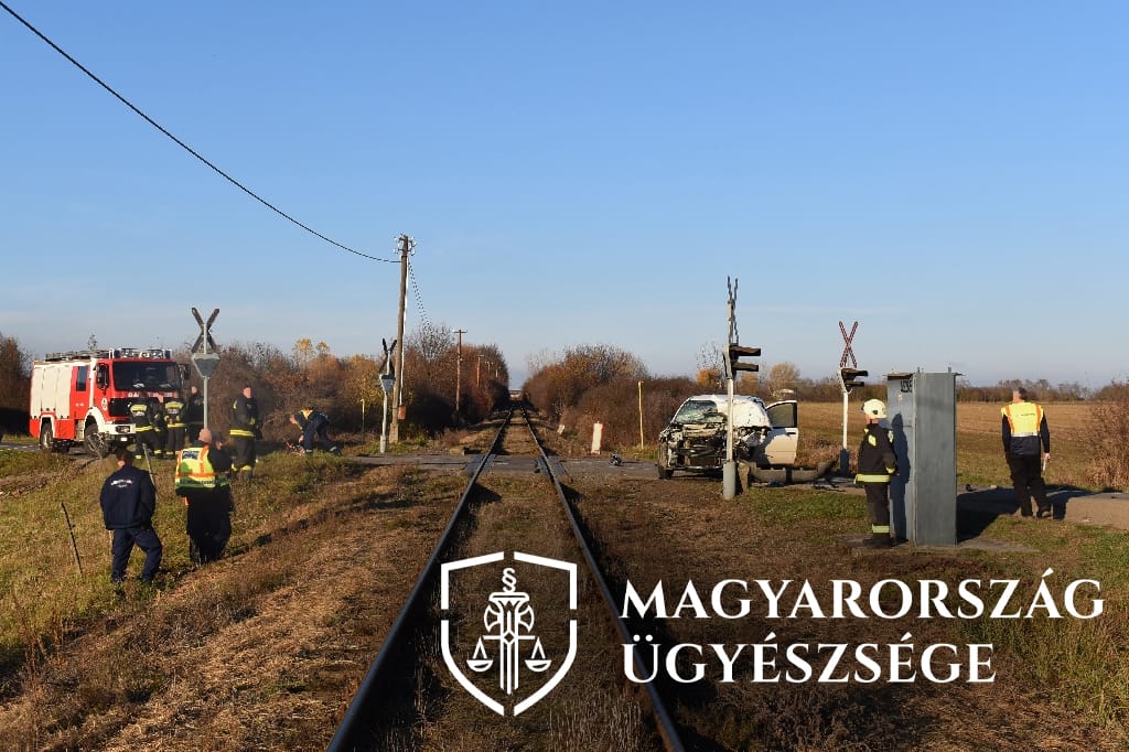 Pirosnál hajtott a sínekre a pizzafutár, milliós kártérítést fizettetne vele a MÁV
