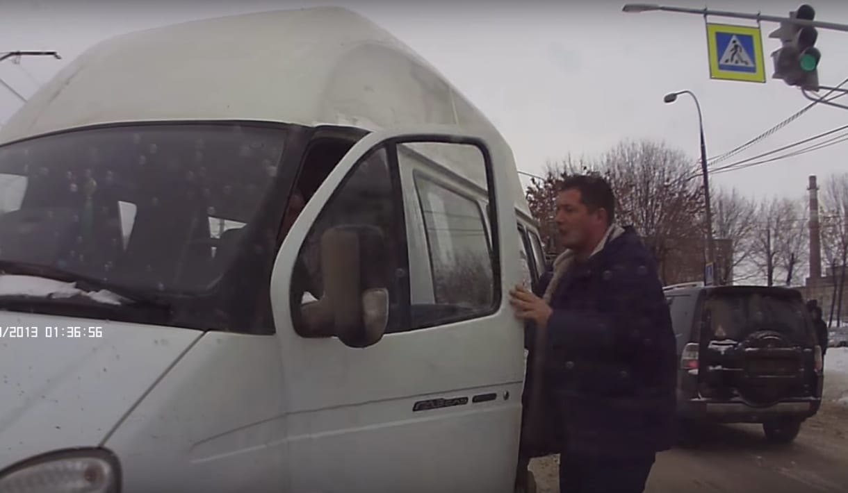 Furcsa módon bántak el az ittas sofőrrel Oroszországban – ön is ezt tette volna? – videó