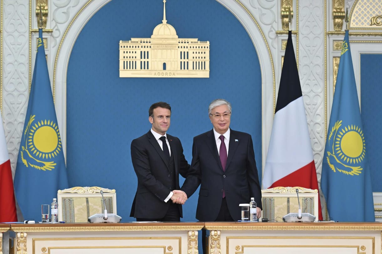 Macron Kazahsztánban és Üzbegisztánban keres uránt