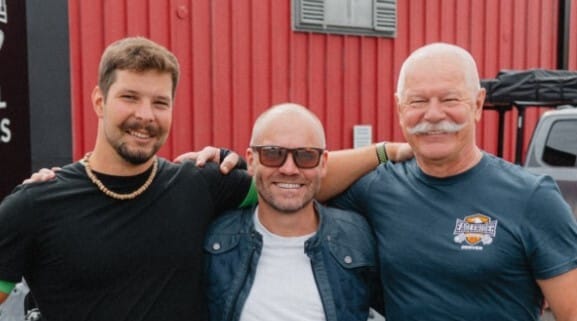 Világbajnok oldalán, motorosszerkóban tűnt fel Coloradóban Csák János exminiszter 