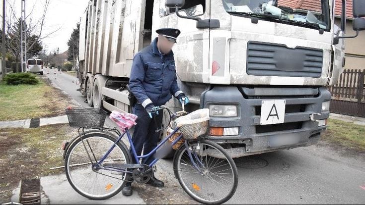 Áthajtott a kukásautó egy biciklijét toló nőn