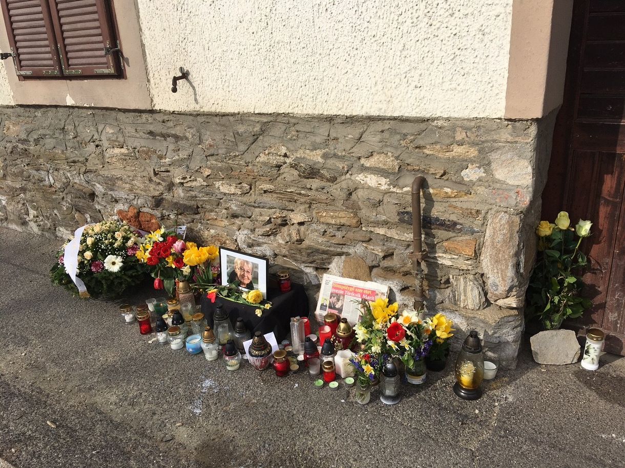 Virágok, mécsesek gyűlnek Törőcsik Mari velemi házánál