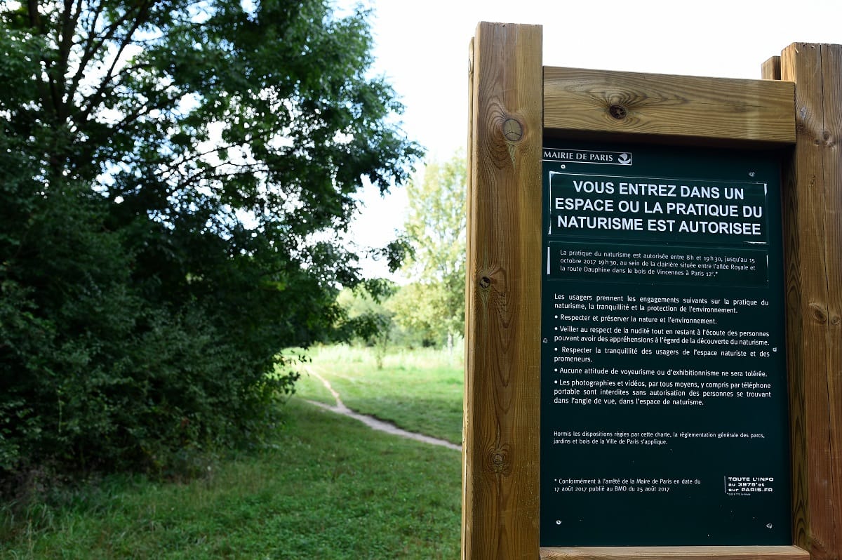 A párizsi nudisták csak békében vetkőznének, de nem hagyják őket