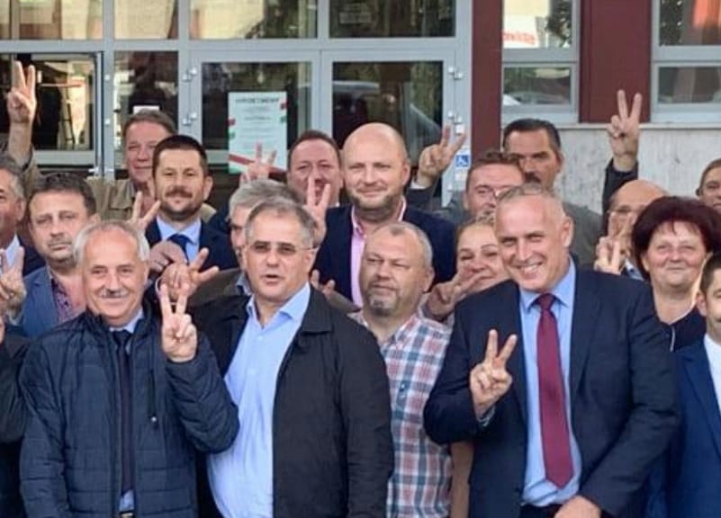 Szamárfület mutattak Kósa Lajosnak egy kampányeseményen