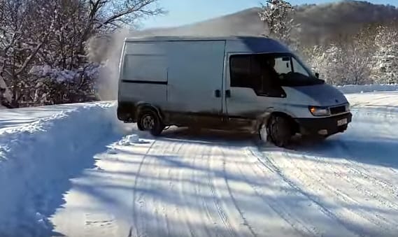 A havat sem utálja minden autós: szép és rettenetes driftek - videó
