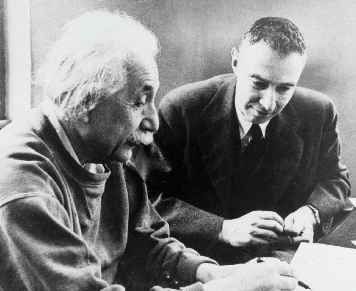 Az Oppenheimer-film sikeréhez kellett Albert Einstein, az atombomba építéséhez nem