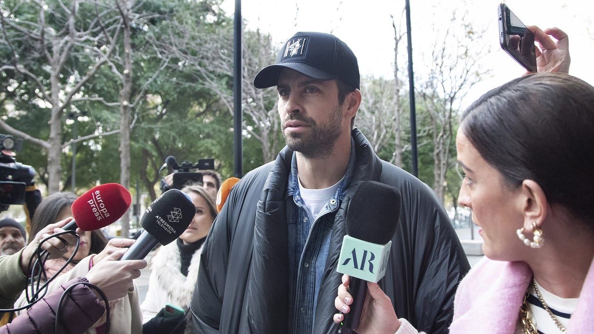 Autogramot akart adni, métereket zuhant egy színpadról Gerard Piqué