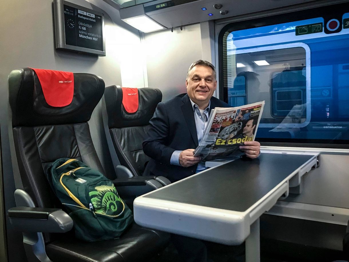 Orbán kedvenc lapja veszteséges, de a főszerkesztőnek rekordosztalékot fialtak a Puskás-relikviák