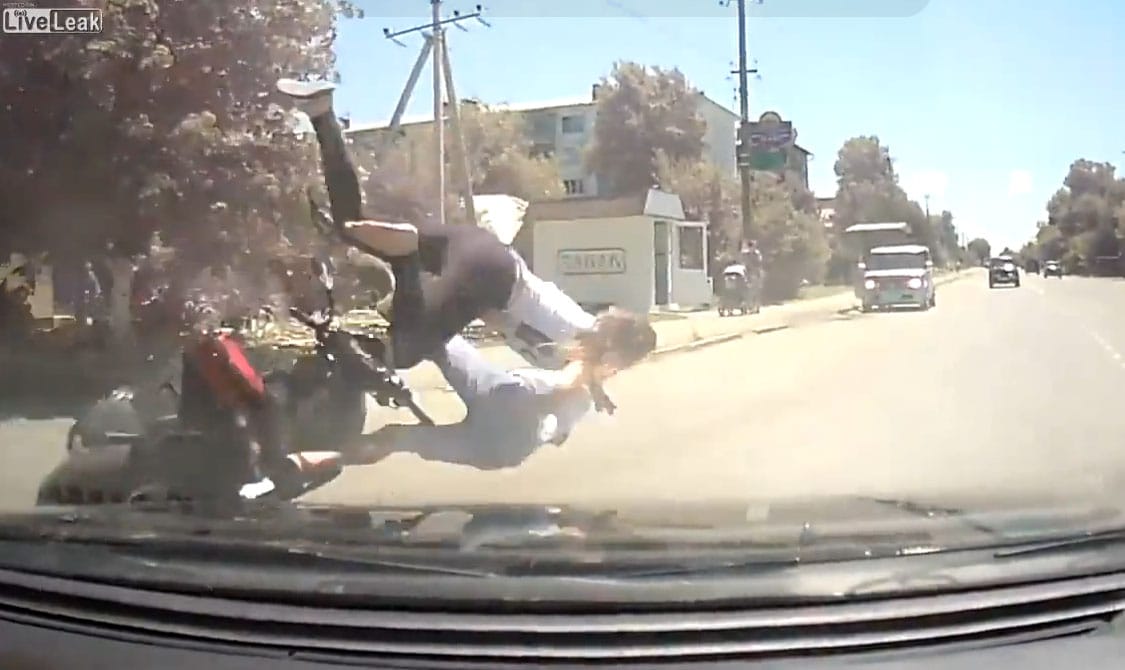 Ez történik, ha ész nélkül előz a motoros - videó