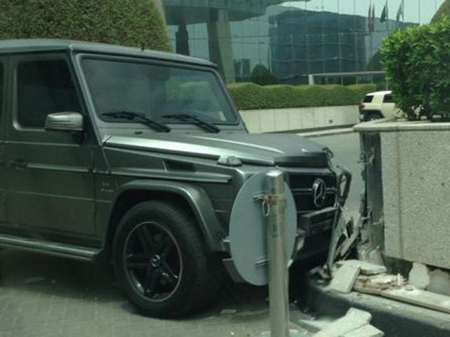 Jogsi nélküli parkolóinas zúzott méregdrága Mercedest - fotó