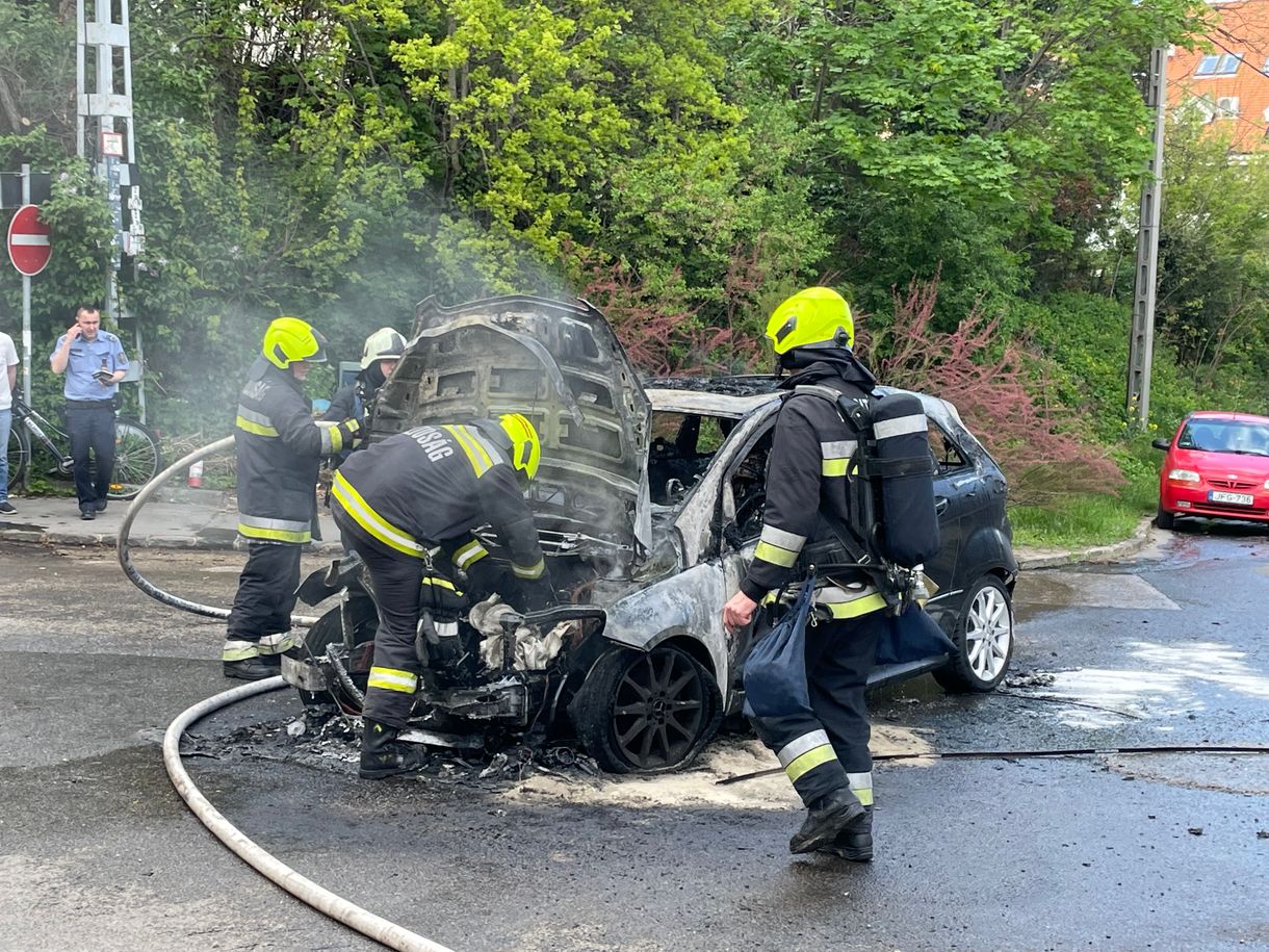 Kigyulladt, és hatalmas lángokkal égett egy Mercedes a Pusztaszeri úton