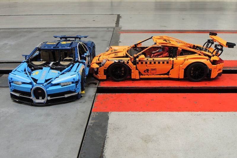 Nem gyerekjáték: 60 km/h-val küldték egymásnak a Lego Bugattit és Porsche 911-est