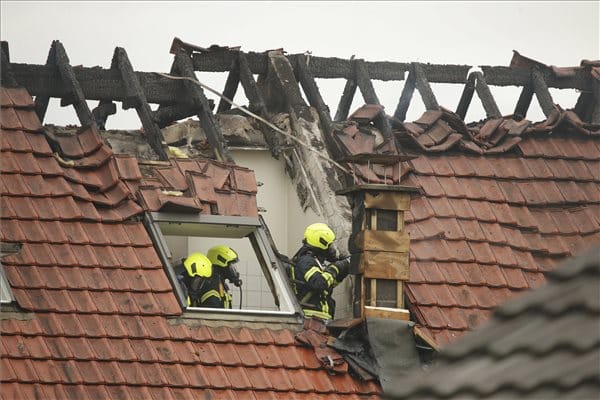 Házra zuhant egy kisrepülő Németországban, hárman meghaltak