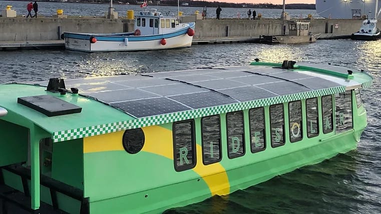 55 éves, rendkívül rossz állapotú hajóból csináltak egy akkumulátorosat, a tetején még napelemek is vannak