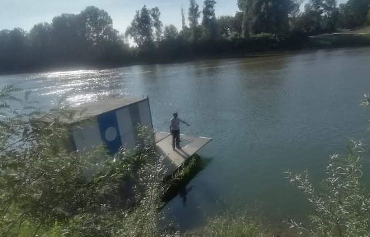 Rendőrök mentettek ki egy öngyilkosságra készülő nőt a Tiszából