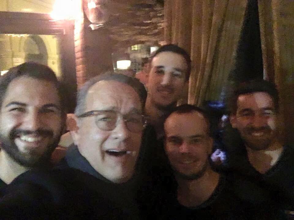 Budapesti bárban szelfizett a vendégekkel Tom Hanks