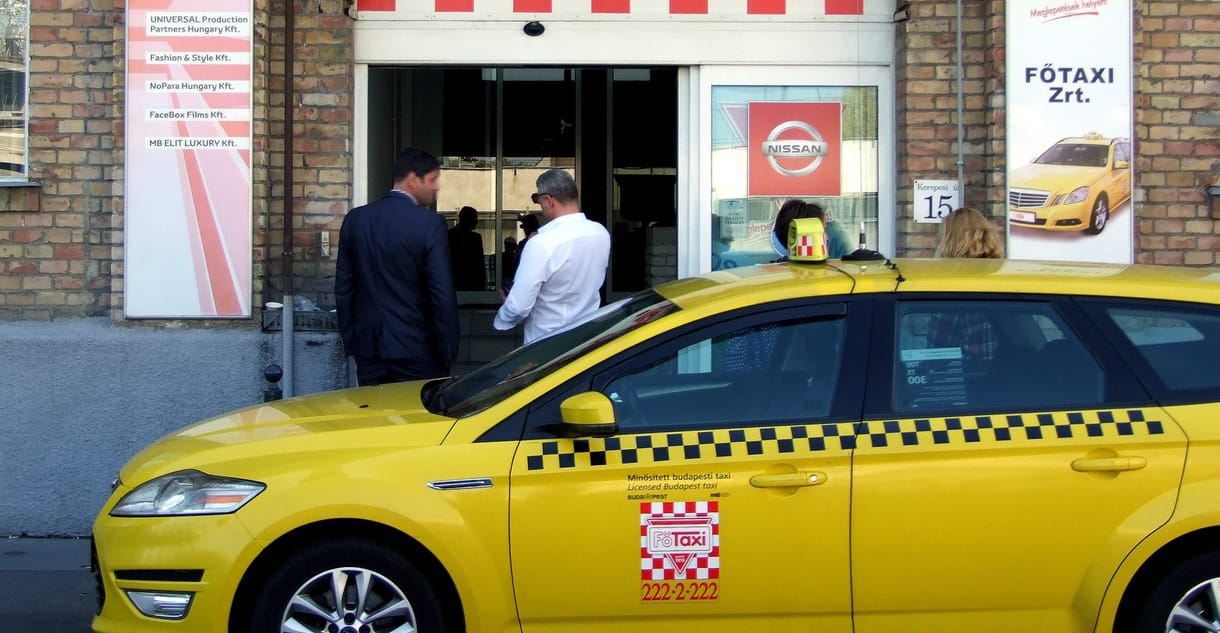 Tarifaemelést és adókedvezményeket követelnek a taxisok a benzinárstop megszüntetése után