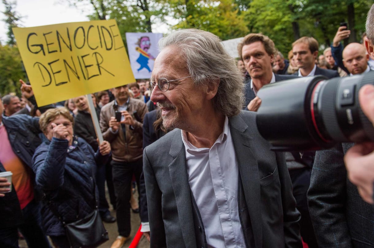 Össztűz zúdult a háborús bűnösökkel barátkozó új Nobel-díjas íróra
