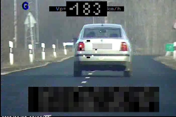 180-nal ment egy autós a 90-es táblánál – ittasan