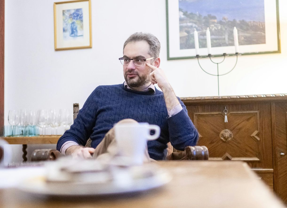 Orbánt a Karmelitában kérdezték Faludy könyvéről, közben az újságíró unoka kint ragadt az utcán
