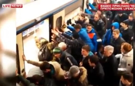Metrót billentettek az utasok Moszkvában, így mentettek életet – videó