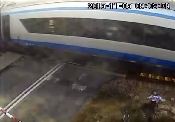 Levideózták, ahogy egy bringás véletlenül nekihajt egy gyorsvonatnak