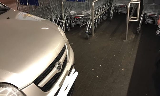 A nap fotója: A suzukis, aki McDrive-nak nézte a martfűi Lidlt