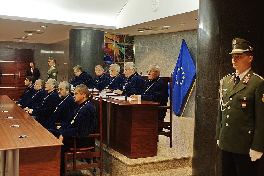 Busás végkielégítések különadója: csak a NAV nem fizeti vissza