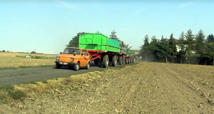 Olyan kemény ez a Kispolszki, hogy traktornak használják - videó