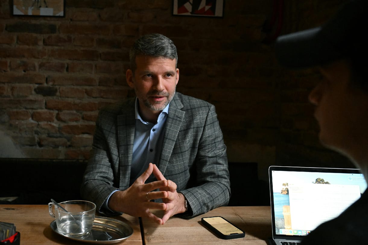 „Nem a néptánccsoportok tartják össze a magyarságot, hanem a foci” – interjú Tősér Ádámmal, a 254 millió forintból készült DAC Film rendezőjével