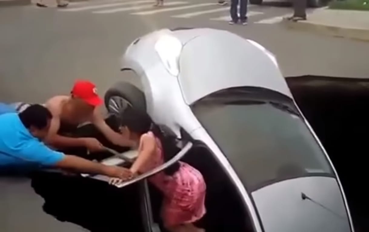 Szó szerint elnyelte a föld a perui család autóját – videó