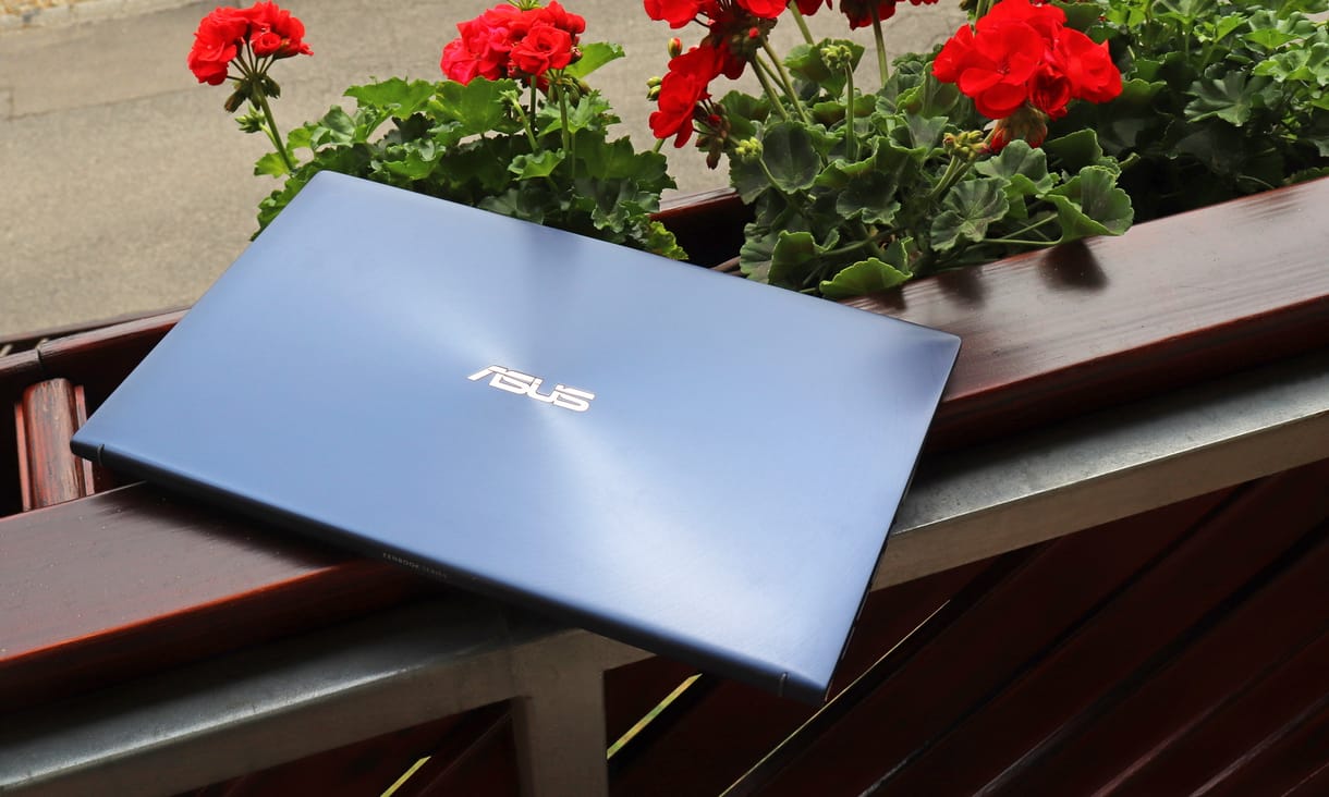 Vékony, két képernyője van és 7-8 órán át bírja: teszten az Asus új notebookja