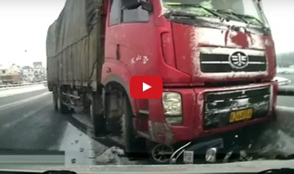 A csodával határos, hogy ezt túlélte a motoros – videó
