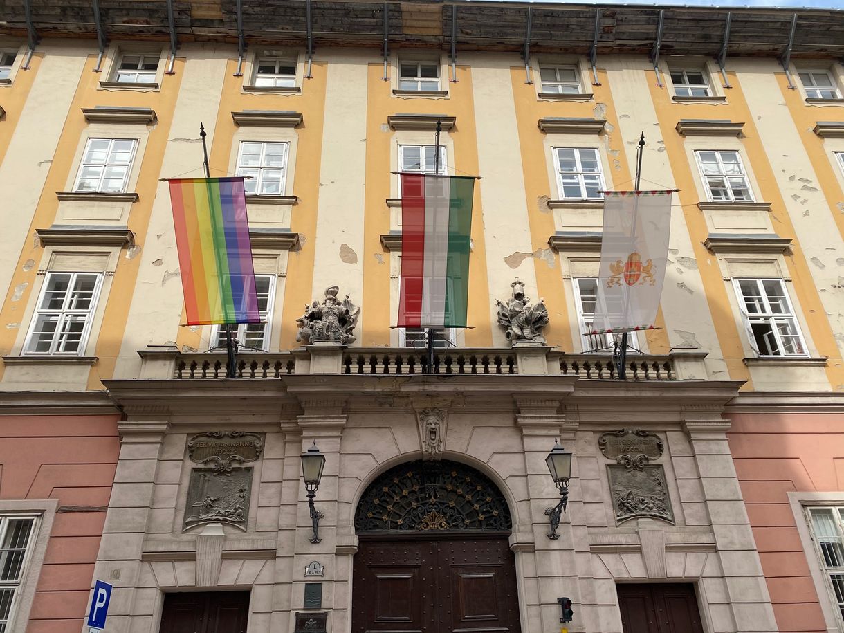 Karácsony Gergely kitűzte a szivárványos zászlót a Városházára