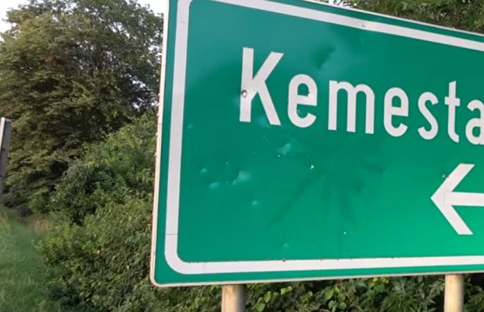 Sörétes fegyverrel rongálták meg a kemestaródfai jelzőtáblát