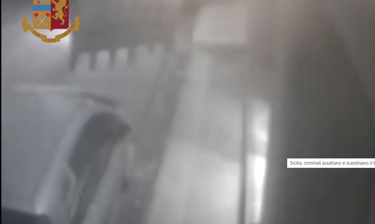 Mint egy rémes sci-fiben: videó, ahogyan exkavátorral törnek be egy ATM automatához