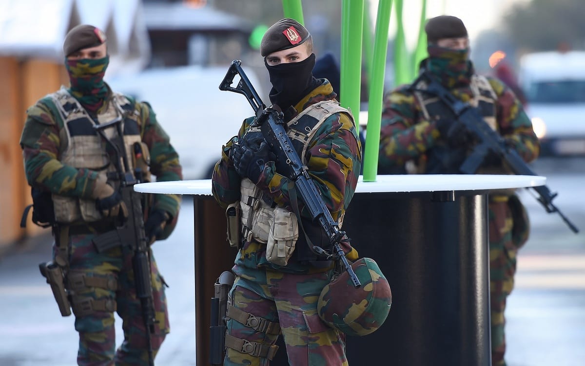 Újabb hajtóvadászatok indultak, egyre több nevet és arcot ismernek a francia és a belga rendőrök - percről percre