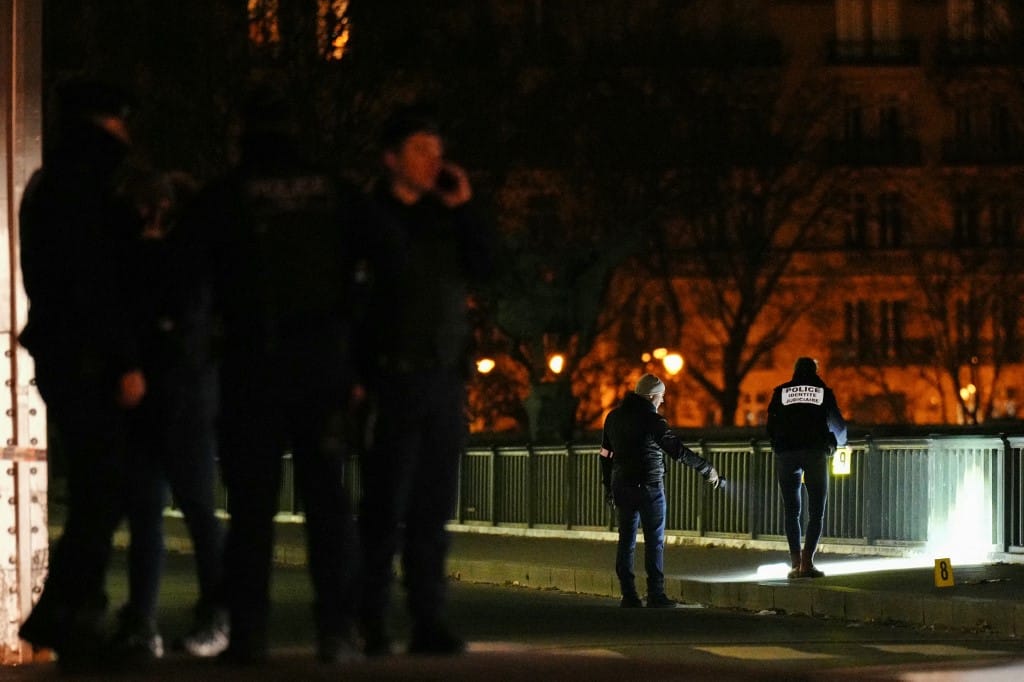 Turistákra támadt egy férfi az Eiffel-torony közelében, egy ember meghalt