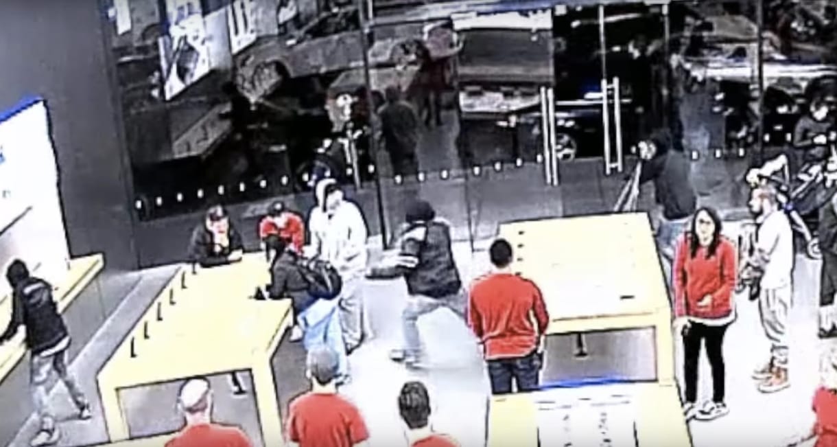 Ilyen márpedig nincs: 13 másodperc alatt raboltak ki egy Apple-boltot, kétszer is – videó