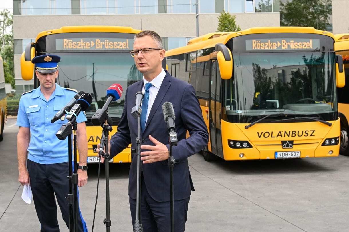 Kiakadt a magyar kormány migránsbuszaira Brüsszel polgármestere