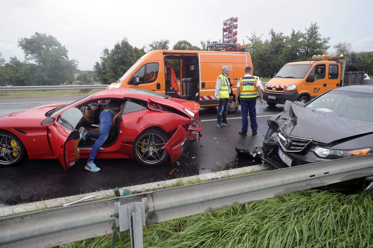 Tolatóradar: törött Ferrari az M7-esen, kötekedő nagymama egy balesetnél