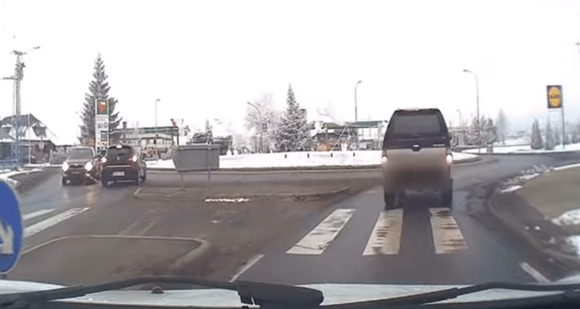 Szemből hajt be Szerencsnél ez az autós a körfogalomba és még ő az erőszakos - videó