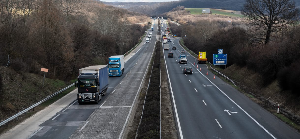 Autó és kisteherautó ütközött, 8 kilométeres a dugó az M1-esen