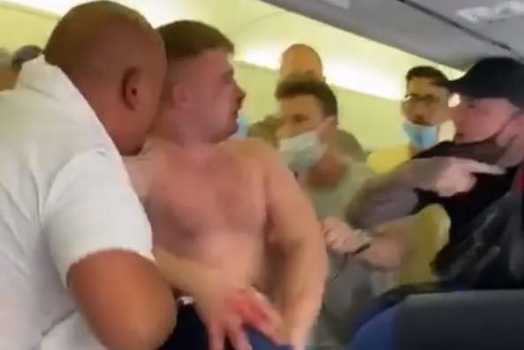 Ketten nem akartak maszkot venni egy repülőn – videón, ahogy ezután egymásnak estek az utasok