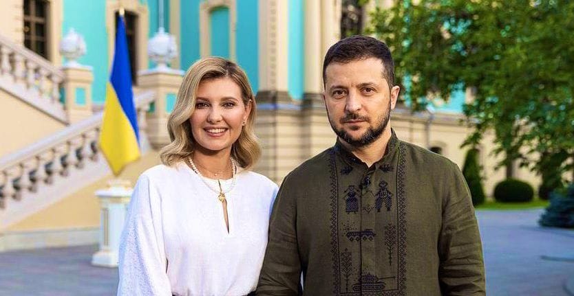 Zelenszkij a háborúhoz hímzett ingben ünnepelte az ukrán függetlenséget